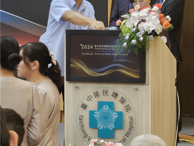 台中荣总在42周年导入彩色电子纸及无纸化报到系统，不只数位化转型，也符合国家ESG节能减碳政策。（图／虹彩光电提供）