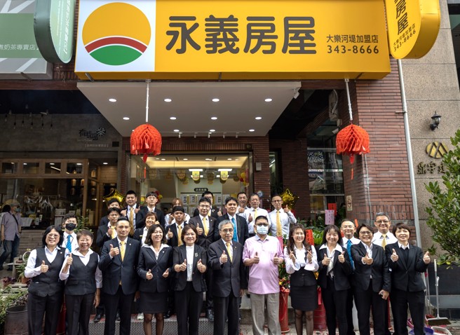 周文惠旗下6间永义房屋加盟店，有4位是女性店长，具备细心、同理心、善沟通的特质，在竞争激烈的房地产市场表现亮眼。(图/永庆不动产提供)