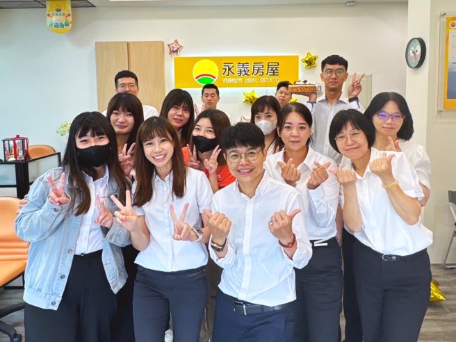 今年5月才开幕的永义房屋楠梓益群蓝田加盟店，在李虹亿店长带领下已创造近2千万业绩。(图/永庆不动产提供)