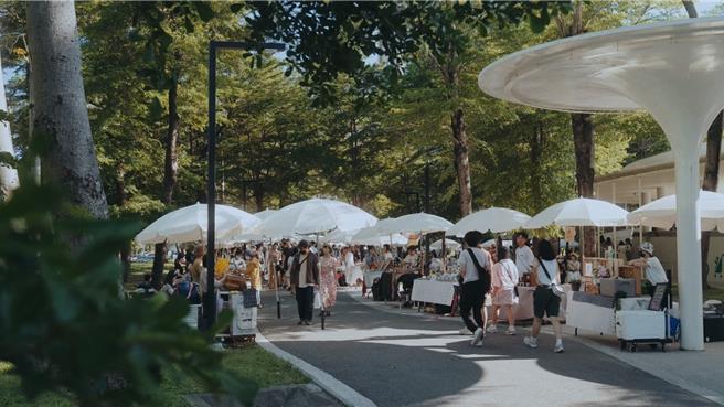 內惟藝術中心慶開館2周年，成功突破百萬參觀人次，文化局推活動歡慶，邀民眾免費吃蛋糕。（高雄市文化局提供／任義宇高雄傳真）