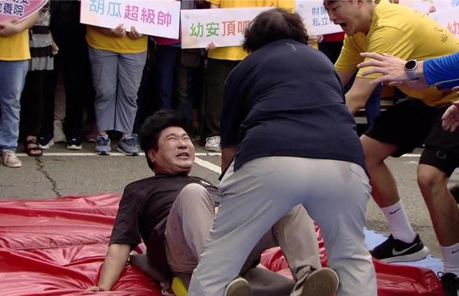 胡瓜被地方妈妈飞扑在地上。（民视提供）