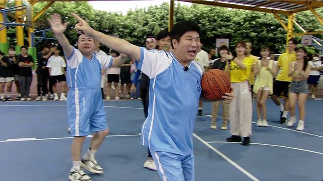 胡瓜（右）、董至成穿国中制服跟学生们互动。（民视提供）