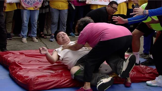 董至成的魅力让地方妈妈无法挡。（民视提供）