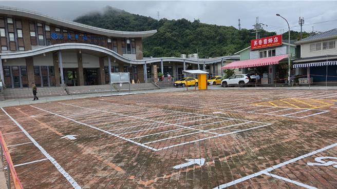 台铁公司近日将花莲光復火车站前广场及北侧停车场委外改建为收费停车场，却影响居民接送动线，以致民怨四起。（花莲议长张峻服务处提供／罗亦晽花莲传真）