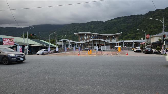 台铁公司近日将花莲光復火车站前广场及北侧停车场委外改建为收费停车场，却影响居民接送动线，以致民怨四起。（花莲议长张峻服务处提供／罗亦晽花莲传真）