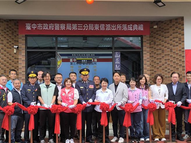 市长卢秀燕等人剪彩启用。（李京升摄）