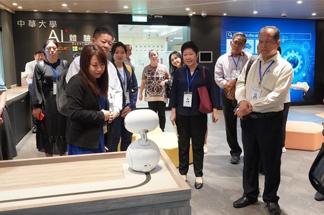 華文獨立中學校長團，至中華大學教育考察，過程中參訪校內與微軟共同創立台灣首間的AI＋體驗中心，及元宇宙等多元場域。（中華大學提供／陳育賢新竹傳真）
