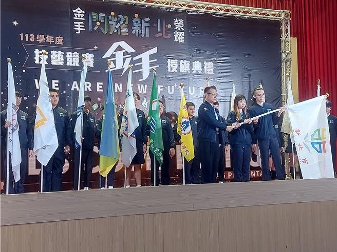 新北市教育局副局長劉明超授旗給代表三重商工學生林敬淳。（張鎧乙攝）