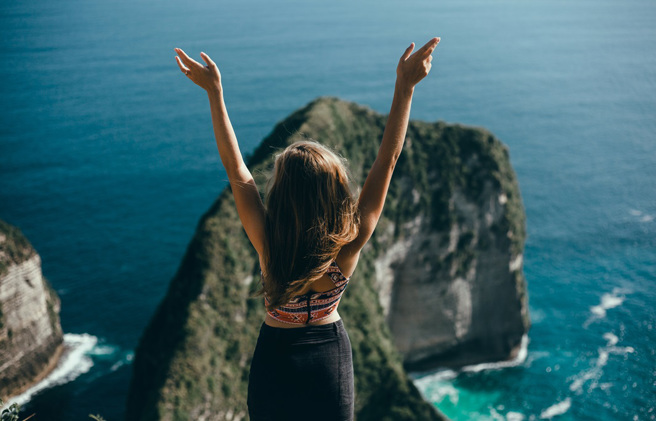 泰国一名女网红在诈骗高达20亿泰铢（约新台币18.9亿）后逃往印尼，却因为不会唱国歌遭到逮捕。（示意图：Shutterstock／达志）
