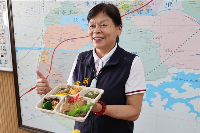 2024頭份菁採茶歌節推出美味「茶飯兜」（客語便當）頭份市長羅雪珠28日展示冠軍大廚精心製作的美味茶便當。（謝明俊攝）