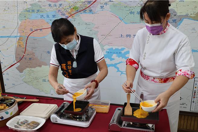 2024頭份菁採茶歌節推出美味「茶飯兜」（客語便當）頭份市長羅雪珠28日與冠軍大廚聯手煎製美味玉子燒。（謝明俊攝）