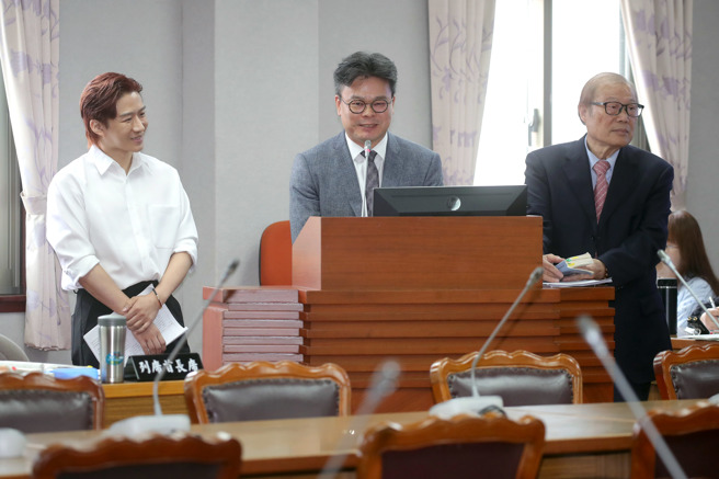 憲法法庭日前針對「國會改革法案」宣告部分違憲，引發朝野爭論，立法院司法及法制委員會28日邀請立法院祕書長周萬來（右）就「『113年憲判字第9號判決』，國會行使職權之困境與未來」進行專題報告，並邀請司改會常務董事林俊宏（中）、全律會律師研習所副執行長李荃和（左）列席分享對於釋憲結果的看法，不過遭到民眾黨立委黃國昌抨擊是「側翼律師」，質疑召委鍾佳濱為什麼不找前立委林濁水。（黃世麒攝）