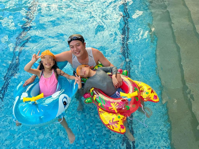 李易非常疼爱一对子女。（翻摄李易脸书）