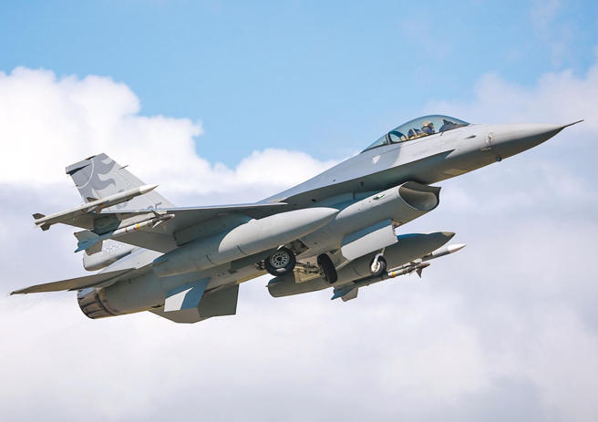 图为国军现役的F-16战机资料照。（军闻社）
