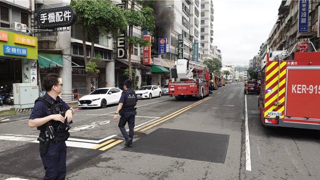 高雄鬧區一處咖哩餐廳今天上午發生火警，2樓雜物燃燒，幸無人員傷亡受困。（民眾提供／任義宇高雄傳真）