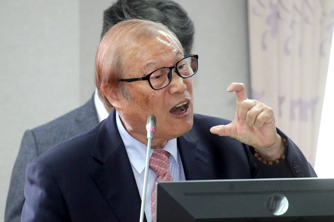 宪法法庭日前针对「国会改革法案」宣告部分违宪，引发朝野争论，立法院司法及法制委员会28日邀请立法院秘书长周万来就「『113年宪判字第9号判决』，国会行使职权之困境与未来」进行专题报告，被问及是否赞成宪法法庭看法，周万来表示，撇开秘书长角色，认为宪法法庭扩大对立法权限缩。（黄世麒摄）