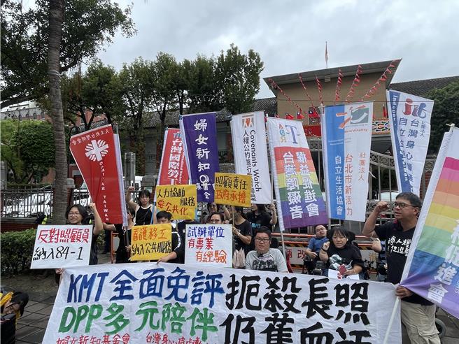 多個民間團體在預告期最後一日、28日到立法院門口指出，擔任多元陪伴照顧員的移工適用責任制，每周工時將比本國勞工高1.8倍，薪水卻不到本國籍勞工的1.2倍，恐造成同工不同酬、涉及國籍歧視。（蔡佩珈攝）