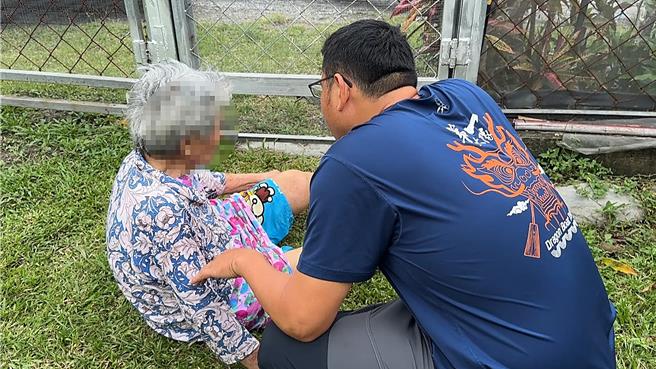 赖姓妇人手脚颤抖摊坐在地，说话颠三倒四，警消人员听得一头雾水。（读者提供／萧嘉蕙台东传真）