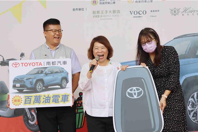 2024嘉义市购物节国庆日落幕，今颁奖典礼上，由嘉义市长黄敏惠亲自把最大奖百万油电休旅车送给幸运得主李小姐。（吕妍庭摄）