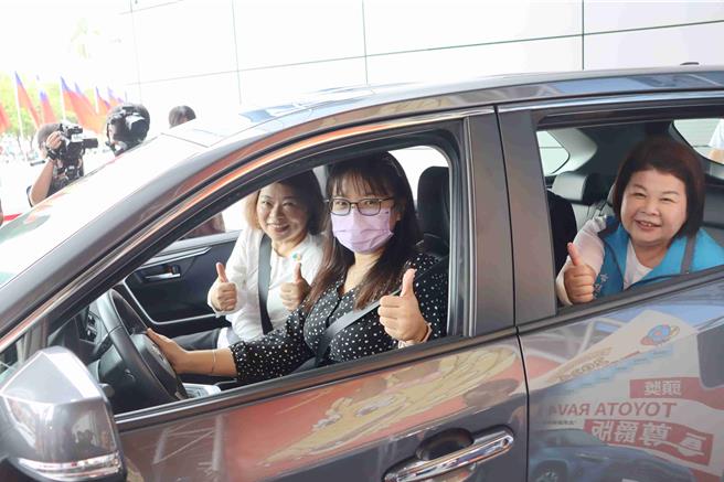 嘉义市长黄敏惠、市议员张秀华等人在典礼结束后，与李小姐一起坐上休旅车「偽试乘」。（吕妍庭摄）