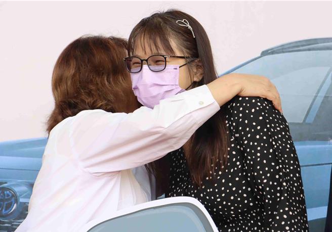 嘉义市长黄敏惠听到李小姐是中山女高毕业校友，马上给予热情拥抱。（吕妍庭摄）