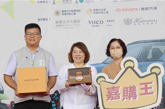 本届「嘉购王」个人消费金额达3788万元，刷新去年纪录，喜获价值10多万名牌包。（吕妍庭摄）