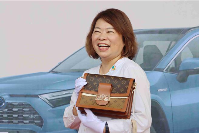 嘉义市长黄敏惠亲自展示「嘉购王」奖品，价值10多万名牌包。（吕妍庭摄）