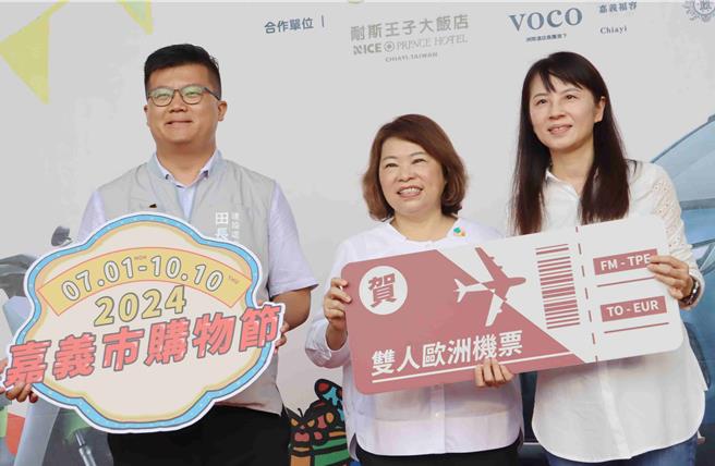 机票得主登录发票是购买节能冷气，因此幸运抽到双人机票。（吕妍庭摄）