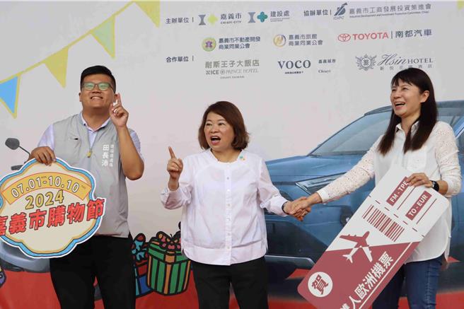 得知机票得主是因为买节能冷气而中奖，嘉义市长黄敏惠马上强调永续的重要。（吕妍庭摄）