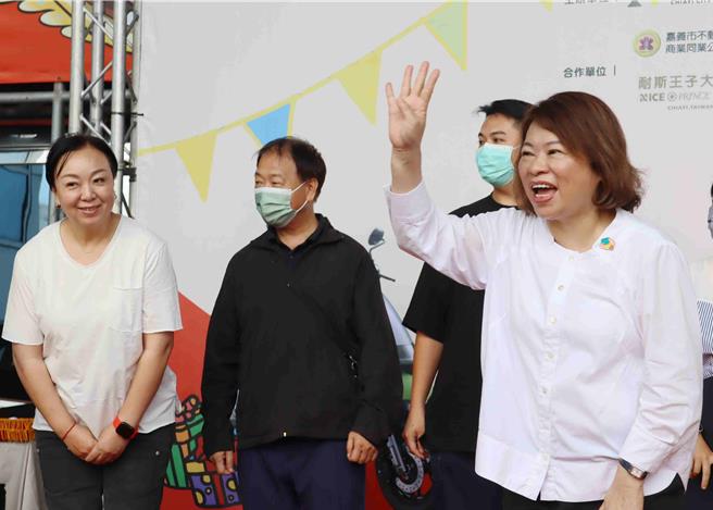 今年机车得主之一黄小姐(左一)是鸡排店业者，今年已经是第4度中奖。（吕妍庭摄）