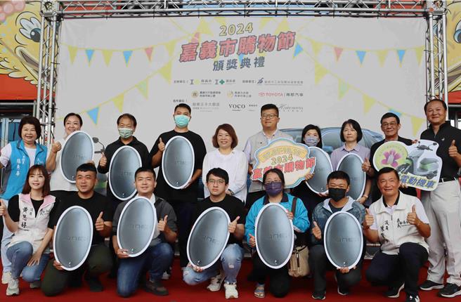 「嘉义市不动产商业同业公会」支持嘉义市购物节，并赞助10辆电动机车，今全数送出。（吕妍庭摄）