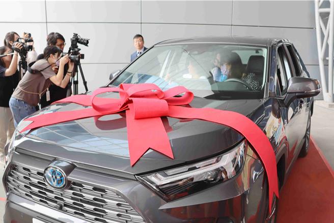 今活动共颁发第一大奖百万油电休旅车得主1名。（吕妍庭摄）