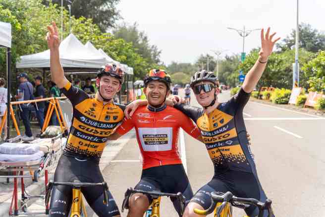 李廷威（中）携手欧洲卢比安纳高士特森地客洲际车队队友参赛，成功完成96自由车联赛总冠军2连霸。（大会提供）