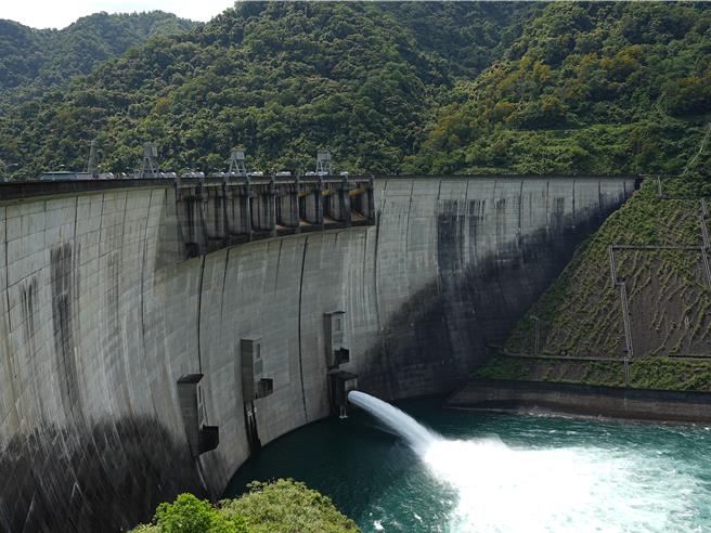 翡管局预告，翡翠水库将在今（28）日下午5时进行预防性调降水位，以维护大坝安全，并增强水库蓄洪防灾能力。（黄敬文摄）