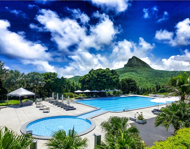 华泰瑞苑户外泳池。（华泰大饭店集团提供／吴娮翎台北传真） 