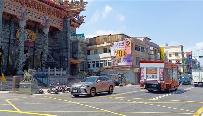 桃园市观音草漯地区人口发展迅速，地方期盼能有传统市场，市府经发局回应，针对大观路市三用地对居民发出问卷调查，经分析有4成倾向兴建传统市场、4成盼盖复合商场，因8成民眾期盼开发，将朝向兴建多功能复合式场馆。（吕筱蝉摄）