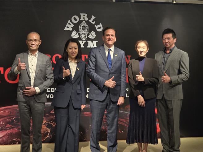 世界健身-KY董事長暨總經理柯約翰（中）率經營團隊。（黃琮淵攝）