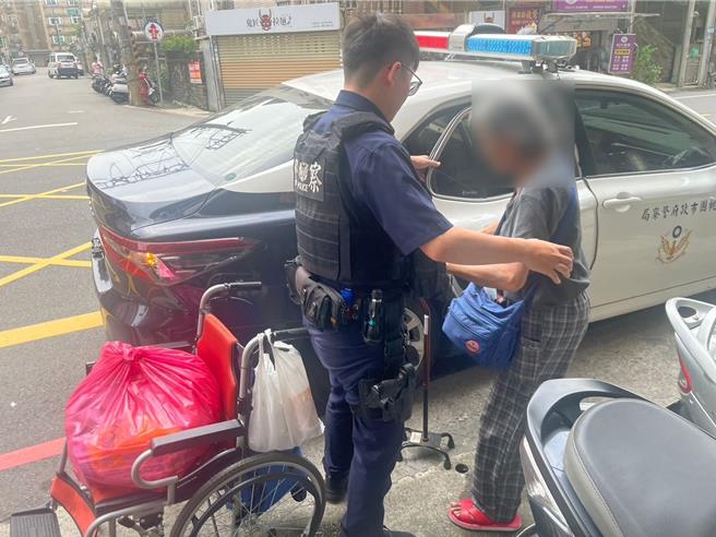 失智婦散步迷途，平鎮警方發現平安護送其返家。(警方提供／呂筱蟬桃園傳真)