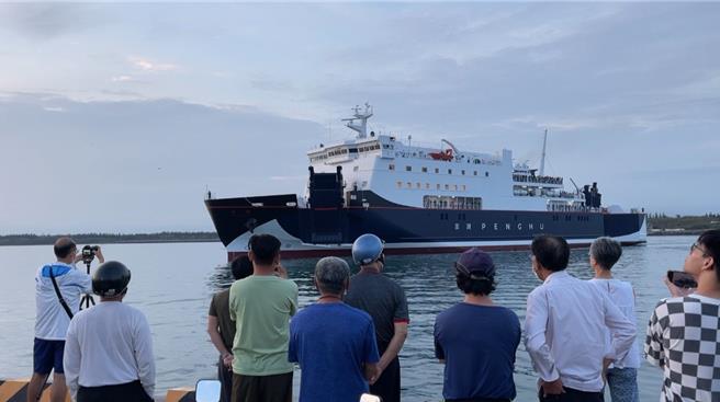 受康芮颱风外围环流影响，海象恶劣，航行马公和高雄间的澎湖轮28日增开下午4时澎湖往高雄航班，取消29日至下月1日航班。（本报资料画面）