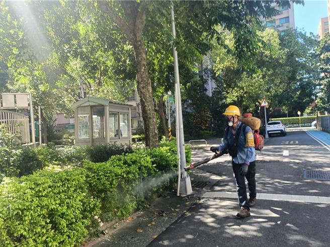 台北市中正区新增1例登革热本土确定病例，中正区公所已召开区级应变小组会议，启动跨机关防治作为，并发动社区清洁日，进行社区病媒蚊密度调查、孳生源清除及环境喷消等防治工作。（图／台北市卫生局）
