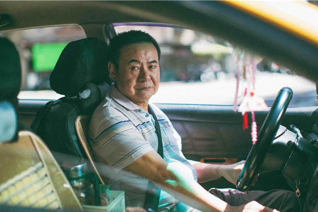 蔡振南为潘信维的新歌跨刀拍摄MV。（时刻娱乐提供）