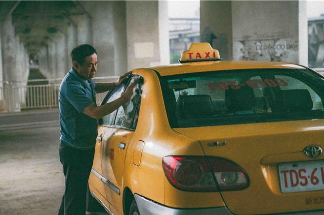 蔡振南为潘信维的新歌跨刀拍摄MV。（时刻娱乐提供）