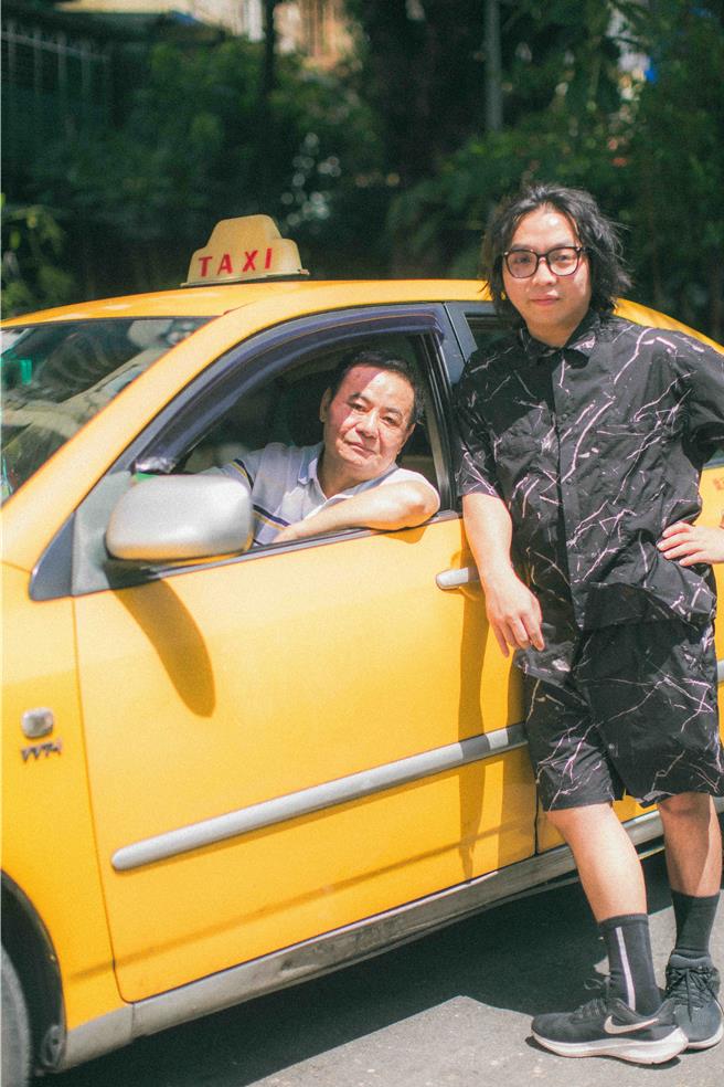 蔡振南为潘信维的新歌跨刀拍摄MV。（时刻娱乐提供）