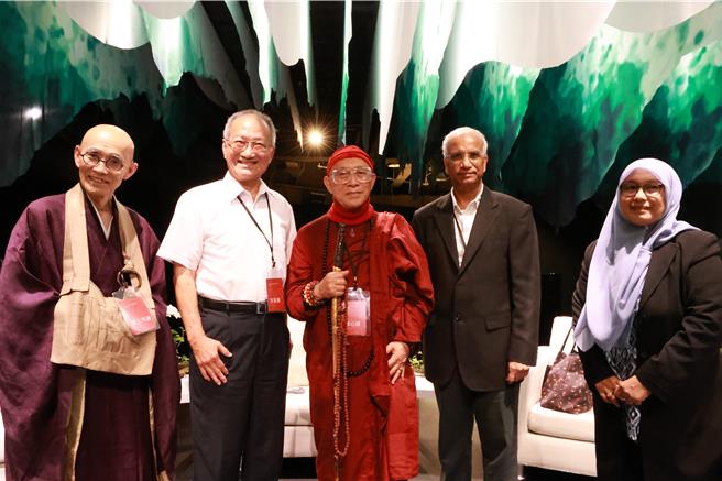 靈鷲山開山住持心道法師（中）出席在世界宗教博物館舉辦的「第18場回佛對談」。（靈鷲山佛教教團提供）