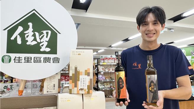 台南市佳里区以出产牛蒡、胡麻有名，随着冬风吹起天气转凉，当地农会推出全新改版包装的牛蒡茶片和胡麻油。（张毓翎摄）