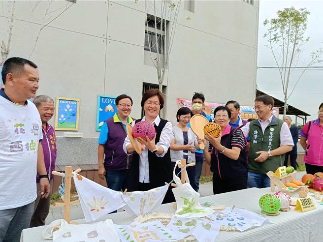  花坛乡「西施趴踢秀」有彩绘西施柚、敲敲植物染等亲子活动。（叶静美摄）