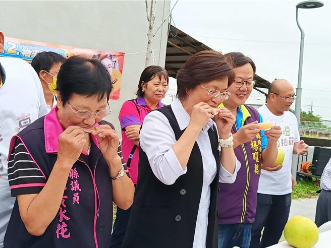 彰化县长王惠美（左2）等人品尝西施柚，盛讚花坛西施柚「又香又甜又多汁！」。（叶静美摄）