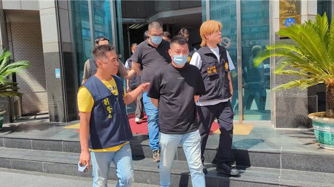 台北市警中山分局將竹聯幫齊天會副會長（前排中）等5嫌移送法辦。