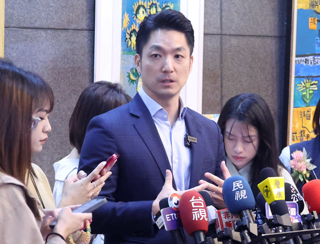 台北市性別平等辦公室成立滿10週年，28日於市政府舉行10週年活動，出席的台北市長蔣萬安（見圖）於會前受訪，針對環境部長彭啓明日前喊話，台北市焚化爐有餘裕，盼「同島一命」協助其他縣市燒垃圾，蔣萬安表示目前北市焚化爐面臨老舊情況，但仍協助桃園、雲林和南投焚燒垃圾，但各縣市從源頭垃圾減量才是根本解決之道。（陳俊吉攝）