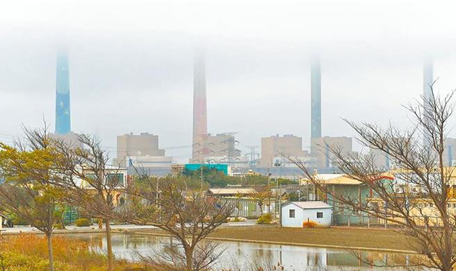 今（15）日西半部一片雾濛濛，空气品质差引起民怨。（示意图／本报资料照片）